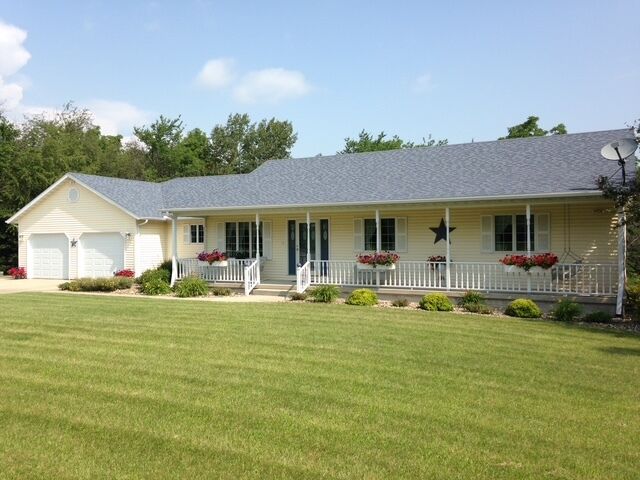 5897 Country Meadow Lane  Clinton IL 61727 photo