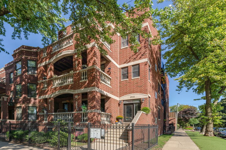 Property Photo: 1532 W Wrightwood Avenue 2 IL 60614