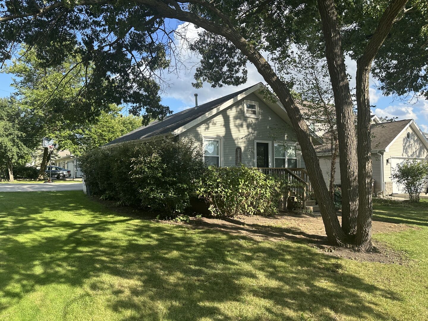 Property Photo: 812 Ridge Avenue IL 60084
