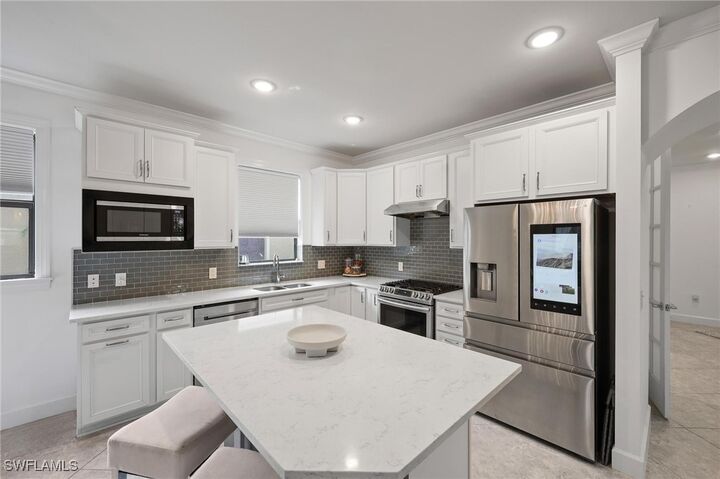 Property Photo: 7670 Jacaranda Lane FL 34114