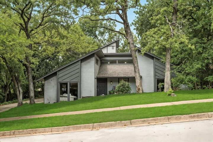 2203 Park Hill Drive  Arlington TX 76012 photo