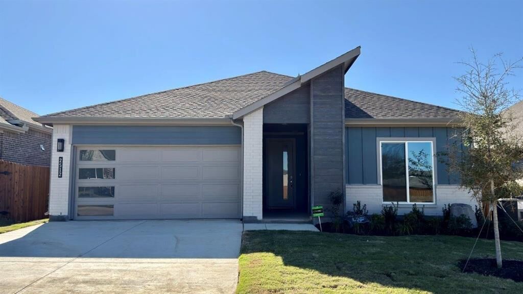 Property Photo: 2512 Goldfinch Drive TX 76205