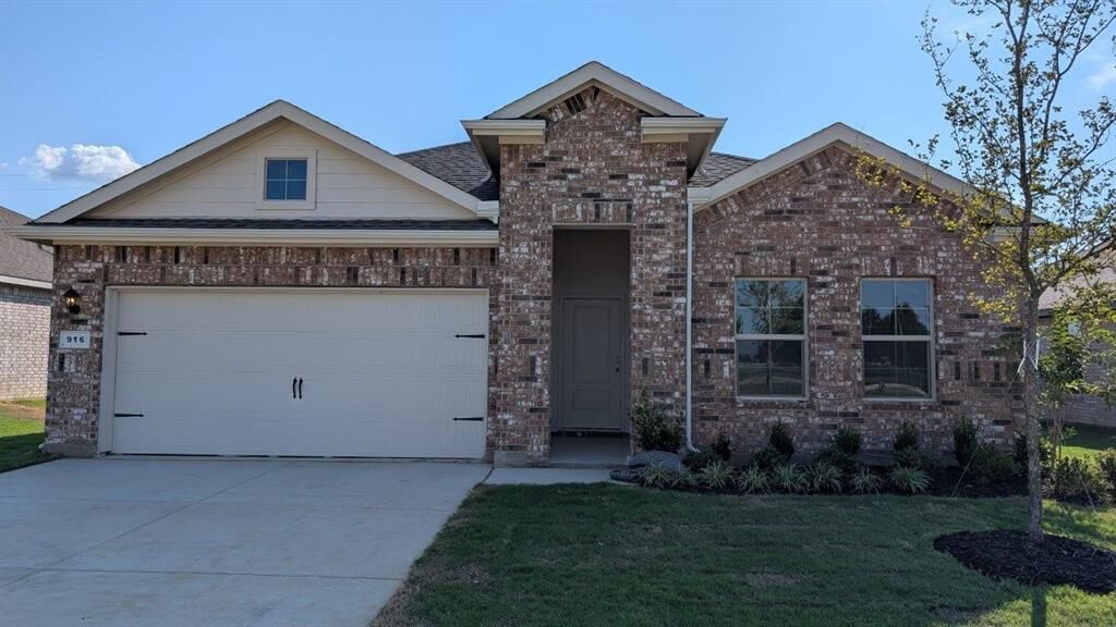 Property Photo: 916 Boll Weevil Drive TX 76031