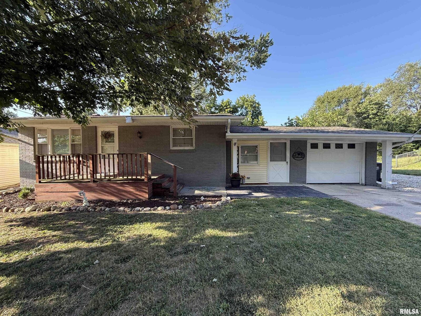 Property Photo: 1035 E Myrtle Street IL 61520
