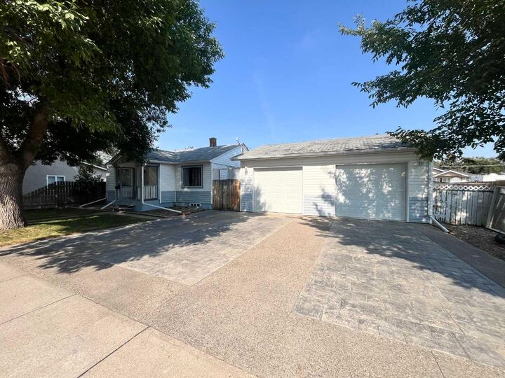 5043 44 Avenue  Taber AB T1G 1A6 photo