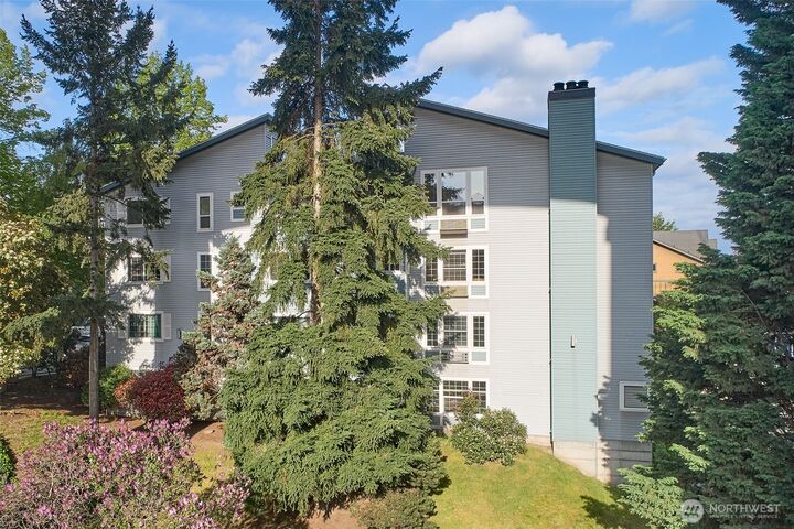 Property Photo: 909 N 35th Street 402 WA 98103