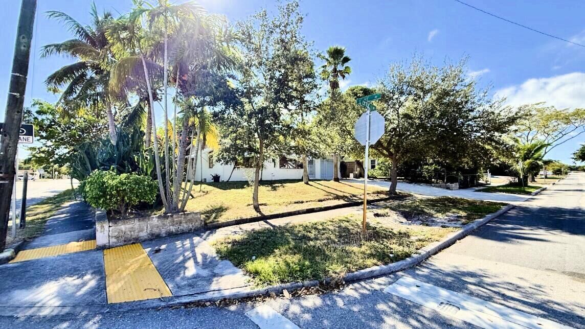 Property Photo: 802 Lytle Street Unit 2 FL 33405