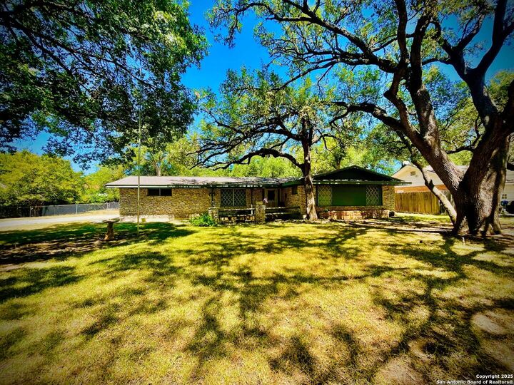 Property Photo: 413 Fleetwood Dr TX 78232