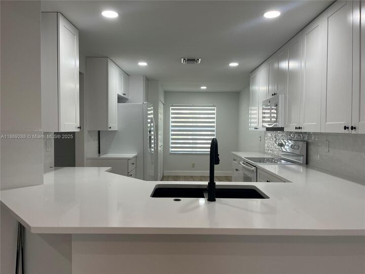 Property Photo:  1876 Andromeda Ln 1876  FL 33327 
