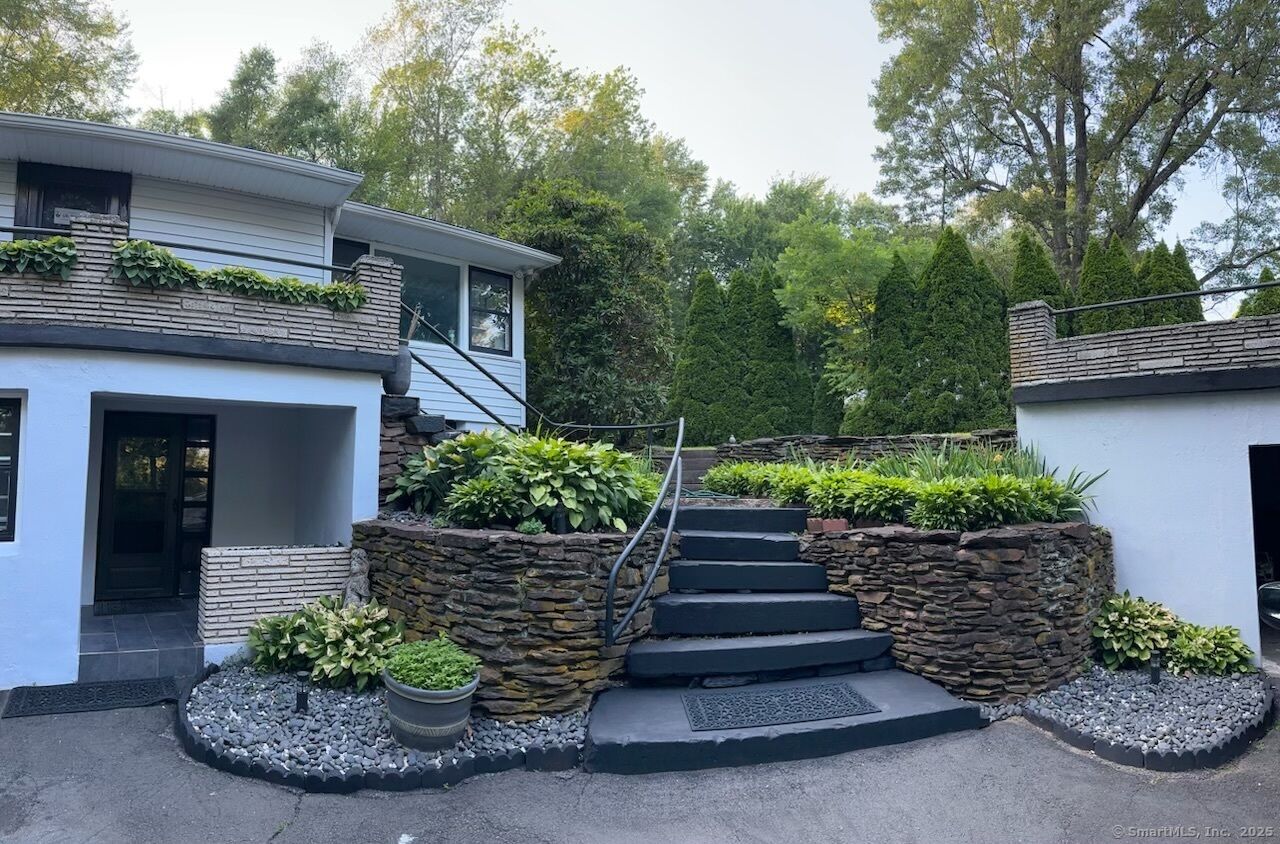 Property Photo:  5 Old Orchard Road  CT 06002 