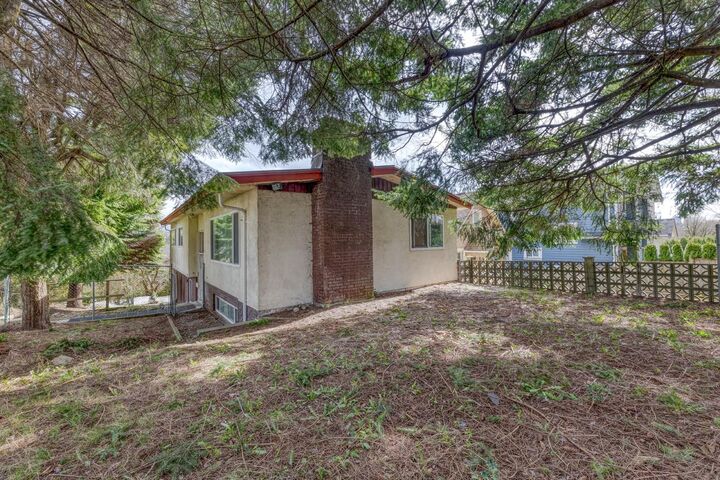 Property Photo: 3302 E 5th Avenue BC V5M 1P4