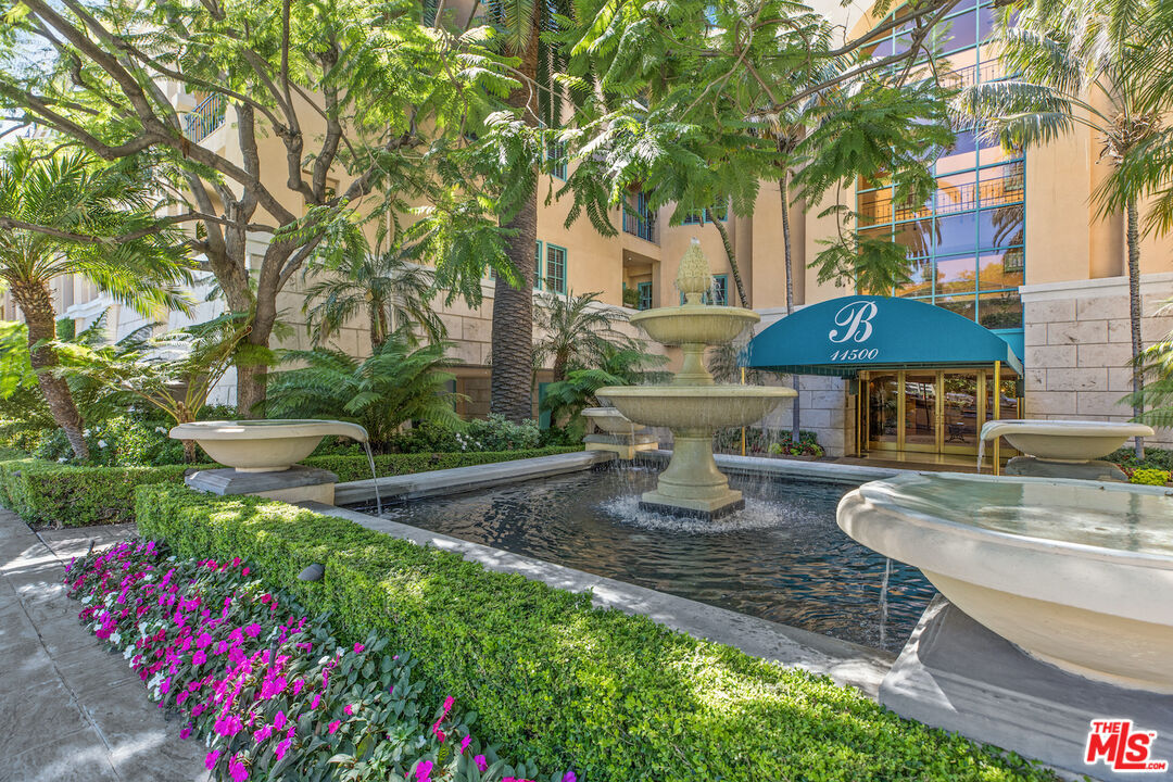 Property Photo:  11500 San Vicente Blvd  CA 90049