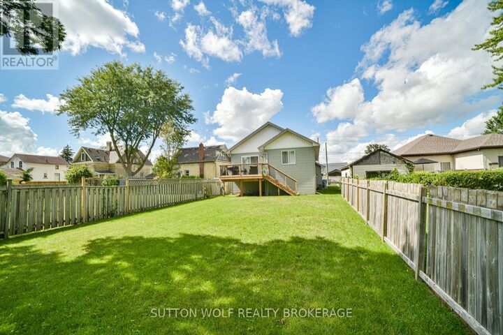 Property Photo:  52 Metcalfe Street East  ON N7G 1P1 