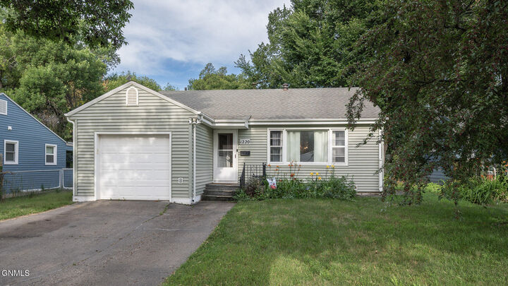 Property Photo:  1220 N 16th Street  ND 58501