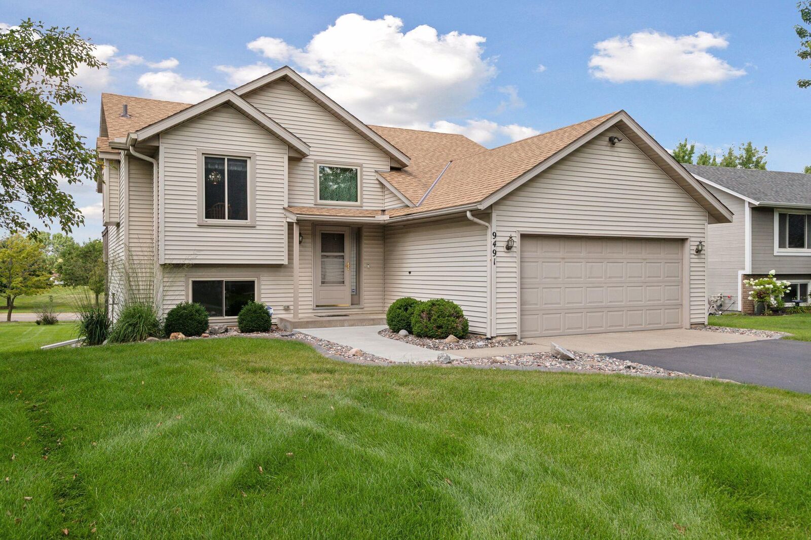 Property Photo:  9491 Rosewood Lane N  MN 55369 