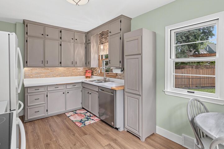 Property Photo:  503 Glenwood Avenue  MN 55113 