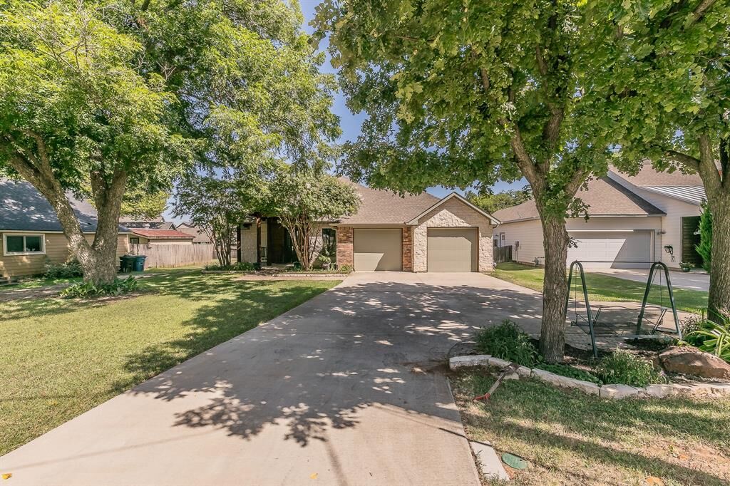 Property Photo:  1306 Worthington Street  TX 76051 
