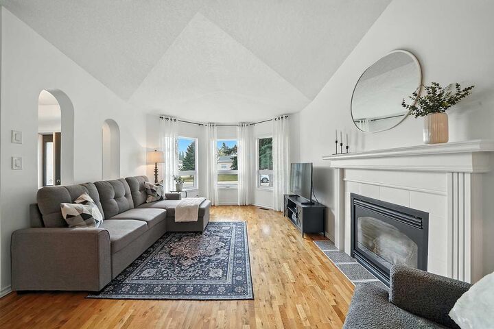 Property Photo: 16 Dunham Close AB T4R 2J5