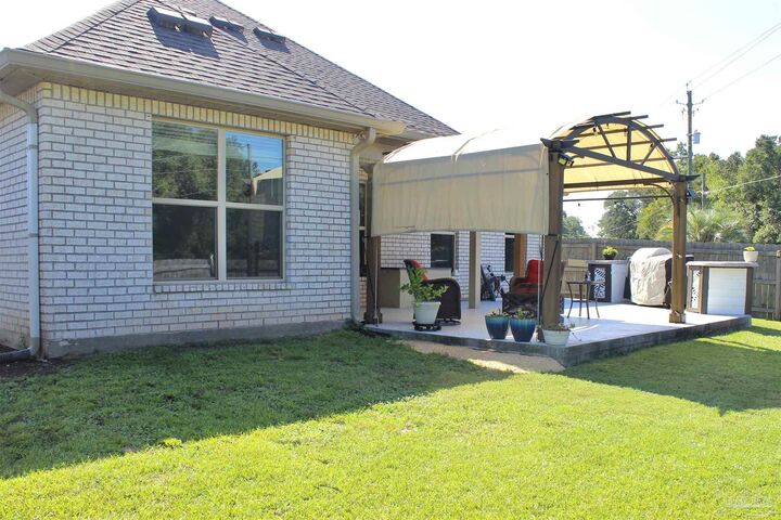 Property Photo: 9511 Crimson Pointe Cir FL 32526