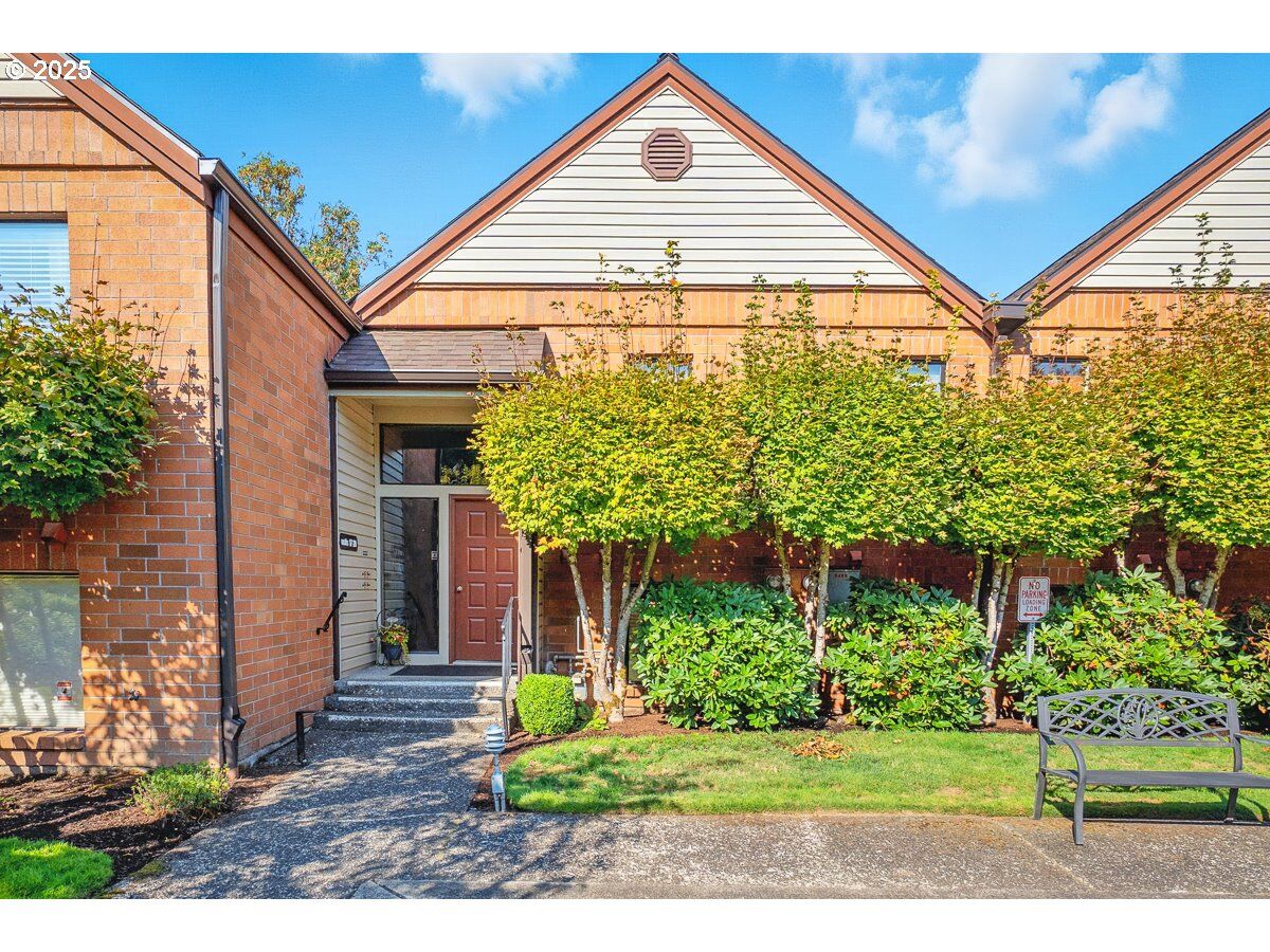 Property Photo: 11992 SW Royalty Ct 18 OR 97224