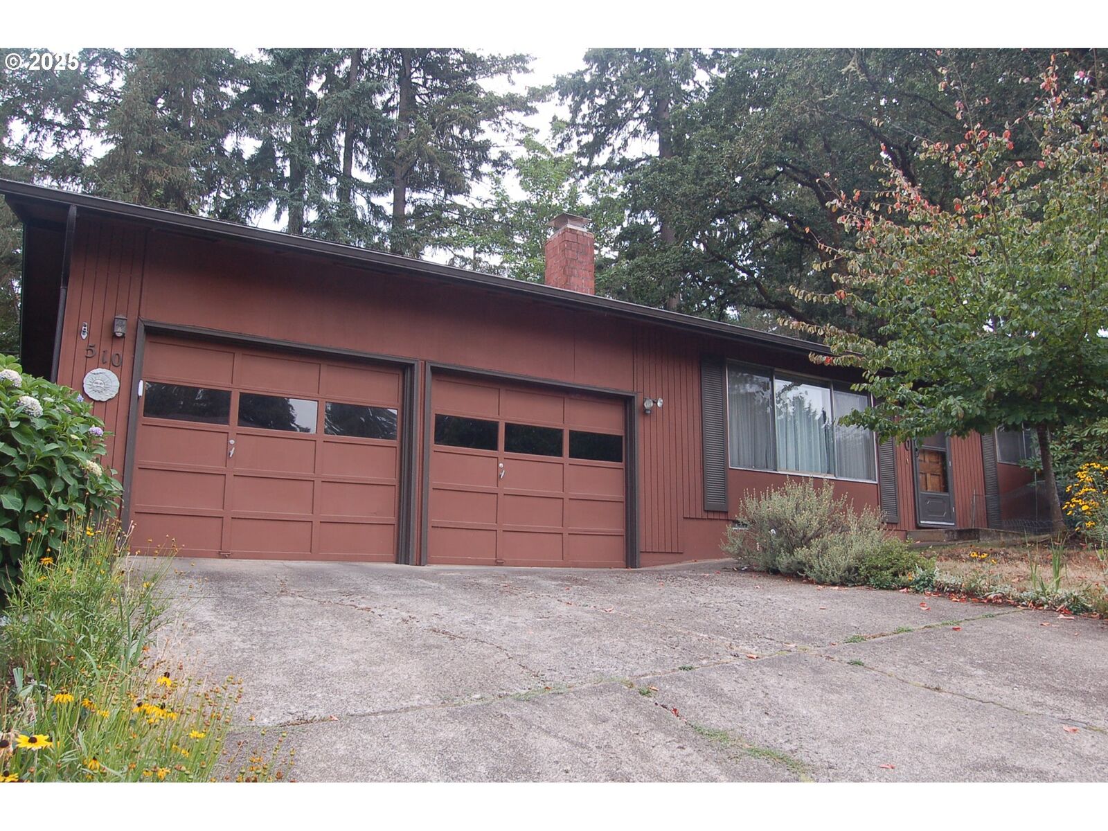 Property Photo: 510 Empress Ave OR 97405