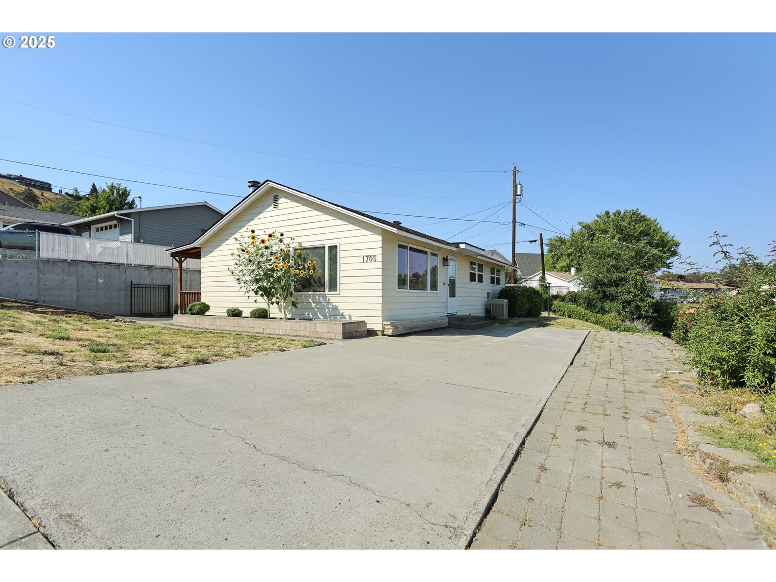 Property Photo:  1705 Nevada St  OR 97058 