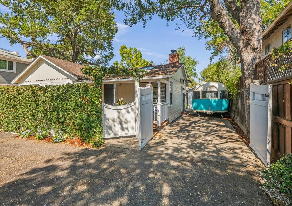 Property Photo:  637 Channing Avenue  CA 94301 