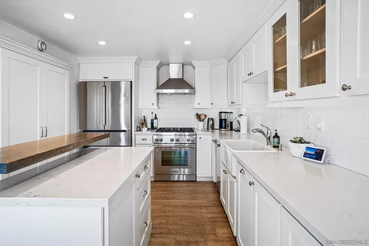 Property Photo: 933 Hygeia Avenue CA 92024
