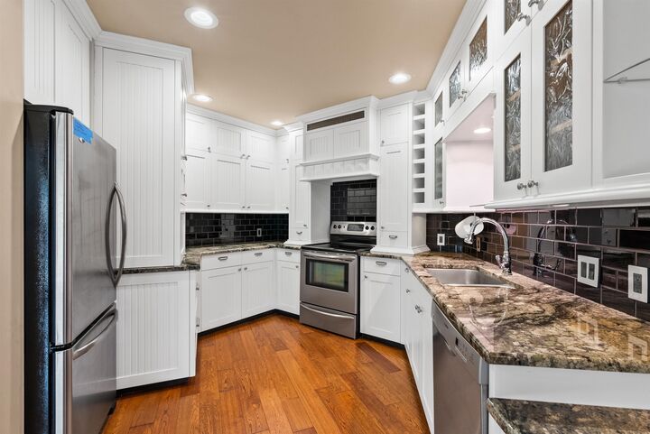 Property Photo:  9020 N Country Homes Blvd Apt 6  WA 99218 