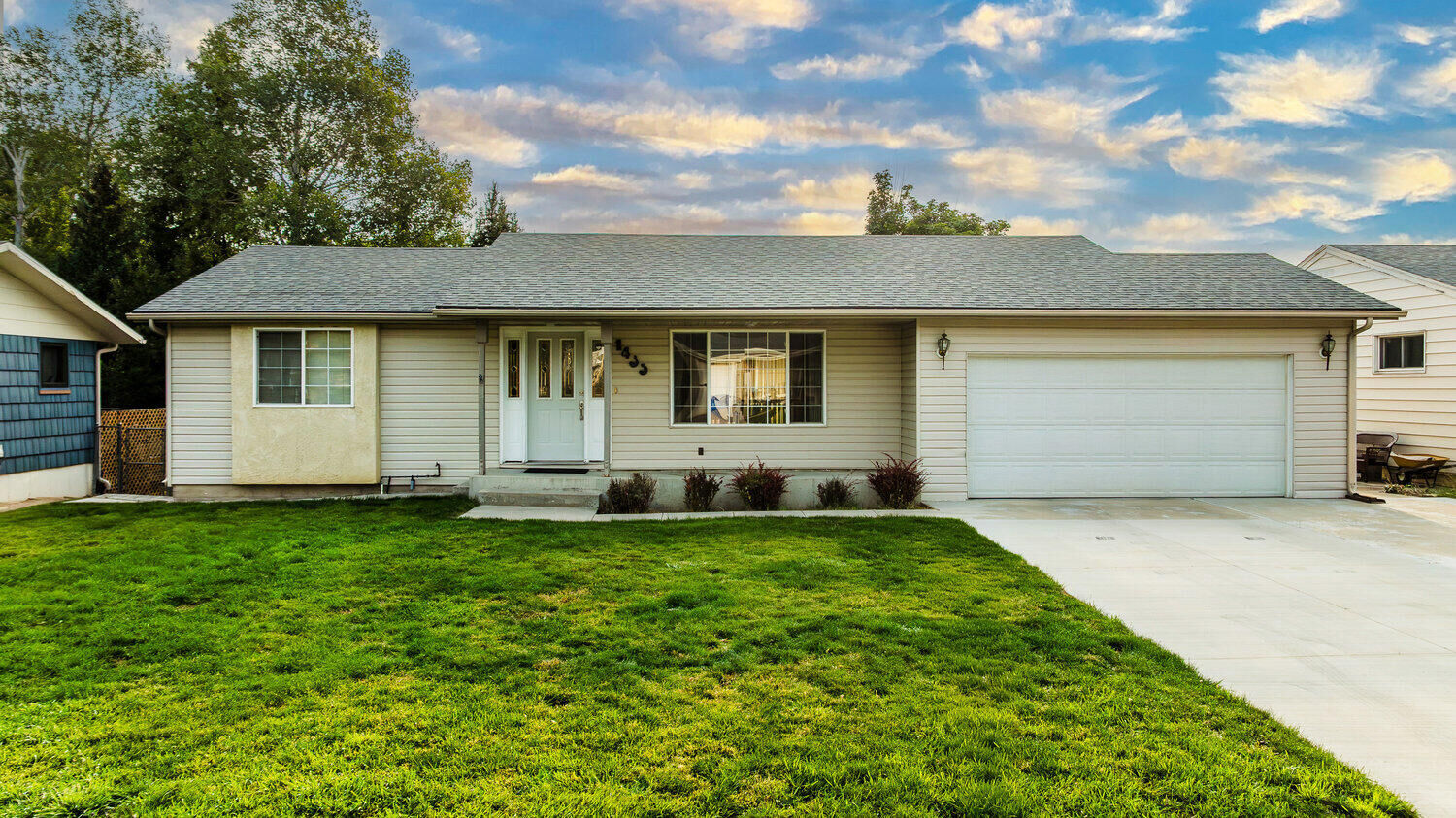 Property Photo: 1435 Warren Avenue WY 82801