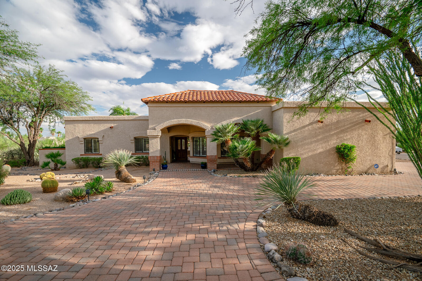 Property Photo:  6020 N Placita Del Lagarto  AZ 85718 