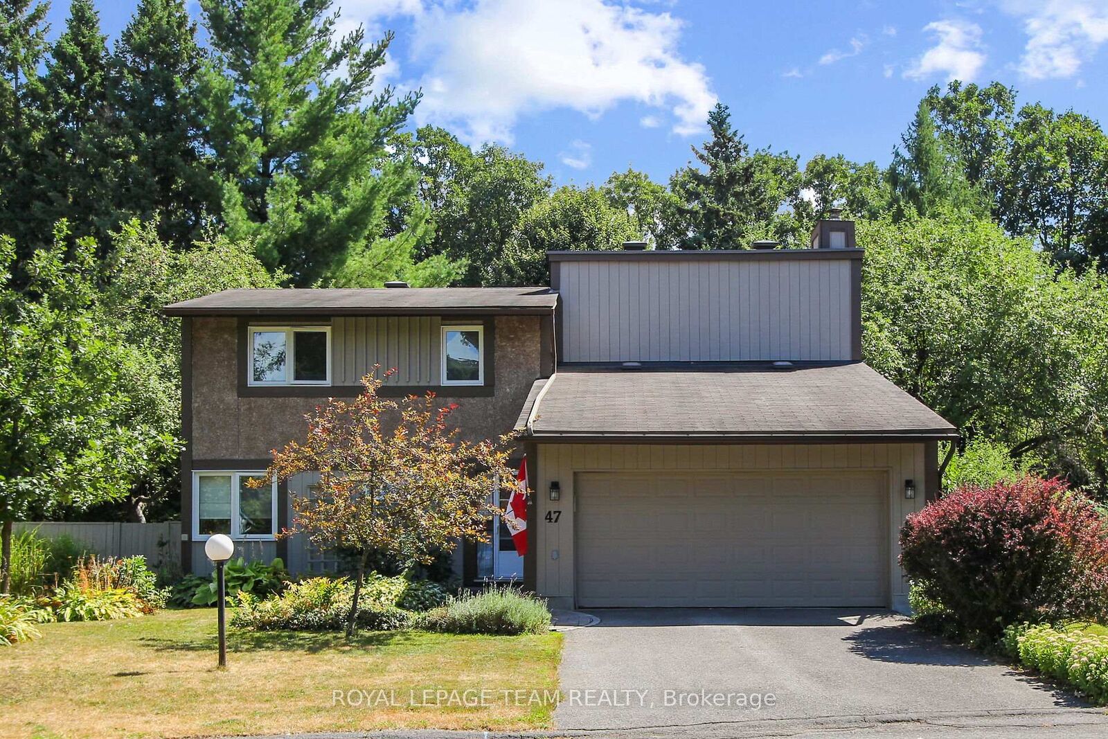Property Photo:  47 Inuvik Crescent  ON K2L 1A1 