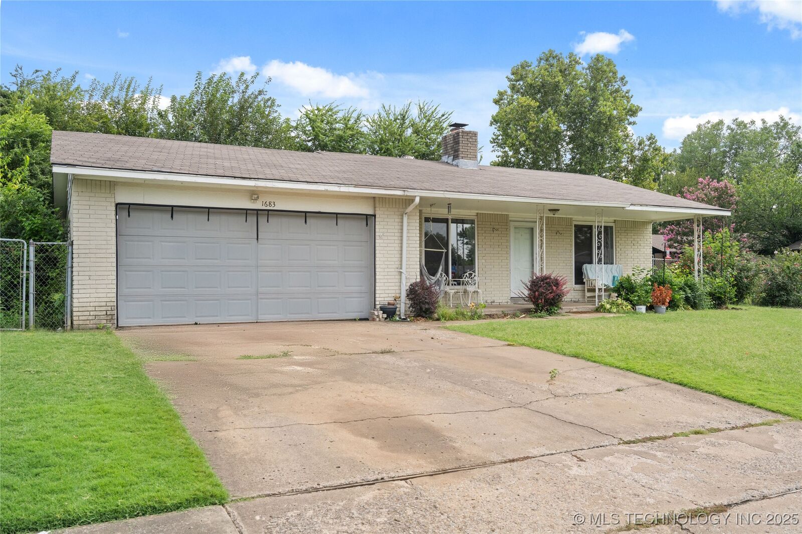 Property Photo:  1683 S Redbud Avenue  OK 74012 