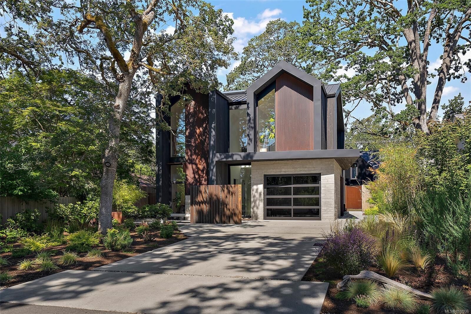 Property Photo:  862 Somenos St  BC V8S 4A6 
