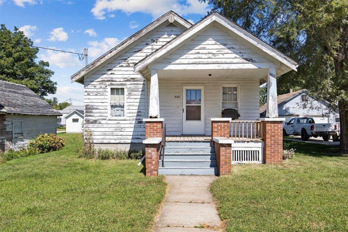 Property Photo:  232 E 3rd St  IA 52333 