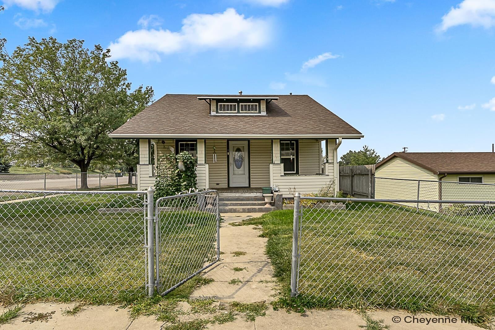 Property Photo:  718 Market St  WY 82082 