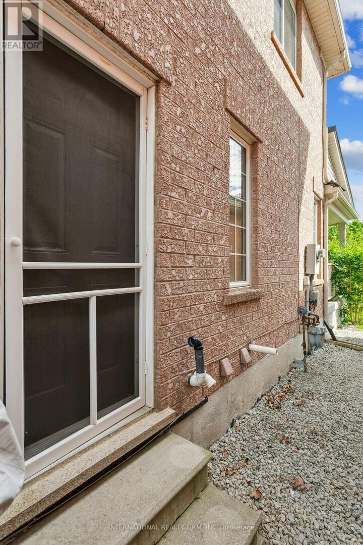 Photo de la propriété:  30 Benmore Crescent  ON L6P 2T3 