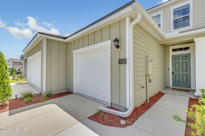 Property Photo: 335 Redbud Road FL 32137