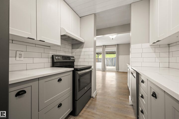 18317 66 Avenue NW  Edmonton AB T5T 1Z5 photo