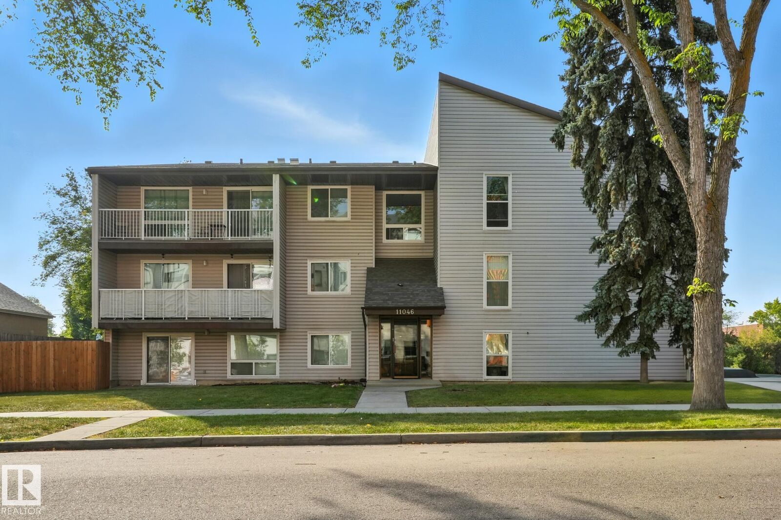 Property Photo: 11046 130 Street NW 201 AB T5M 0Z7