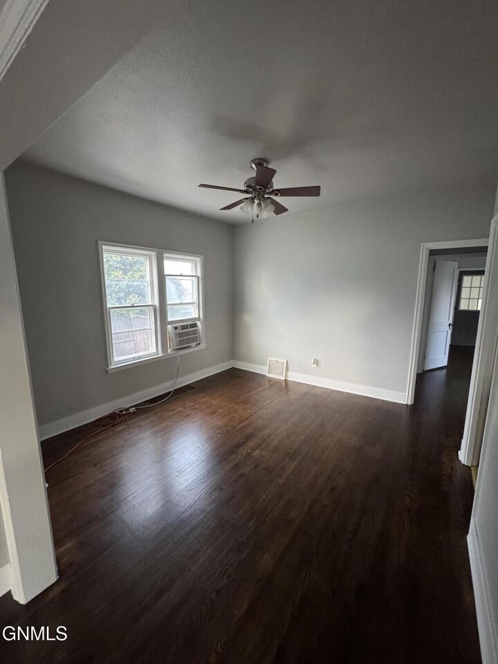 Property Photo:  612 5th Ave SE Avenue SE  ND 58401 