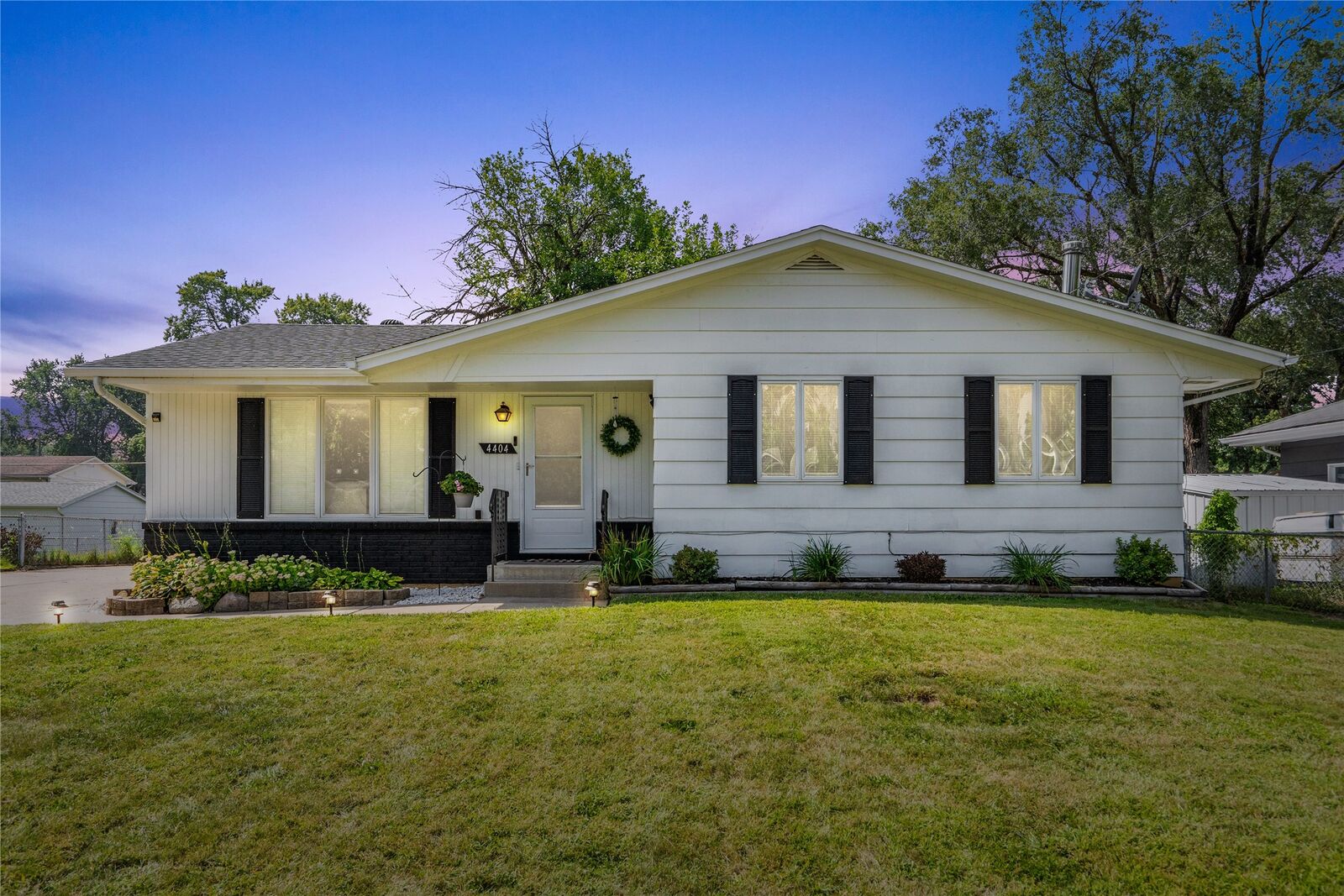 Property Photo:  4404 65th Street  IA 50322 