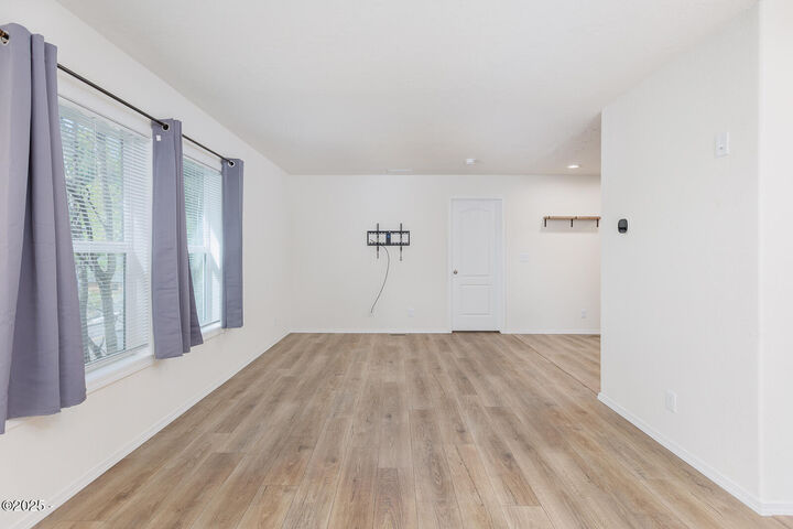 Property Photo: 150 NW 5th Street OR 97391