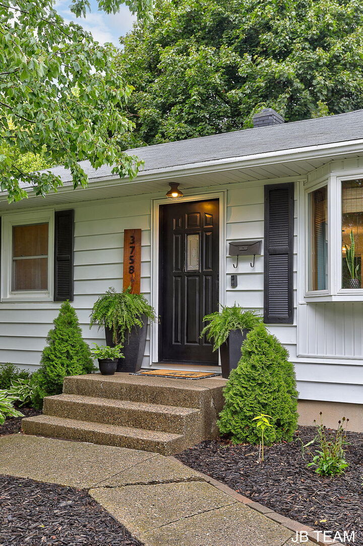 Property Photo: 3758 Collingwood Avenue SW MI 49519