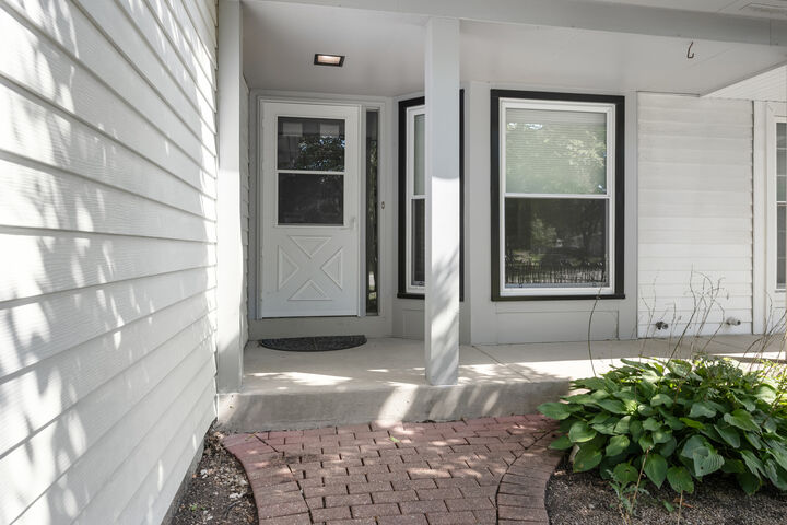 Property Photo: 1103 Southbridge Lane 1103 IL 60194
