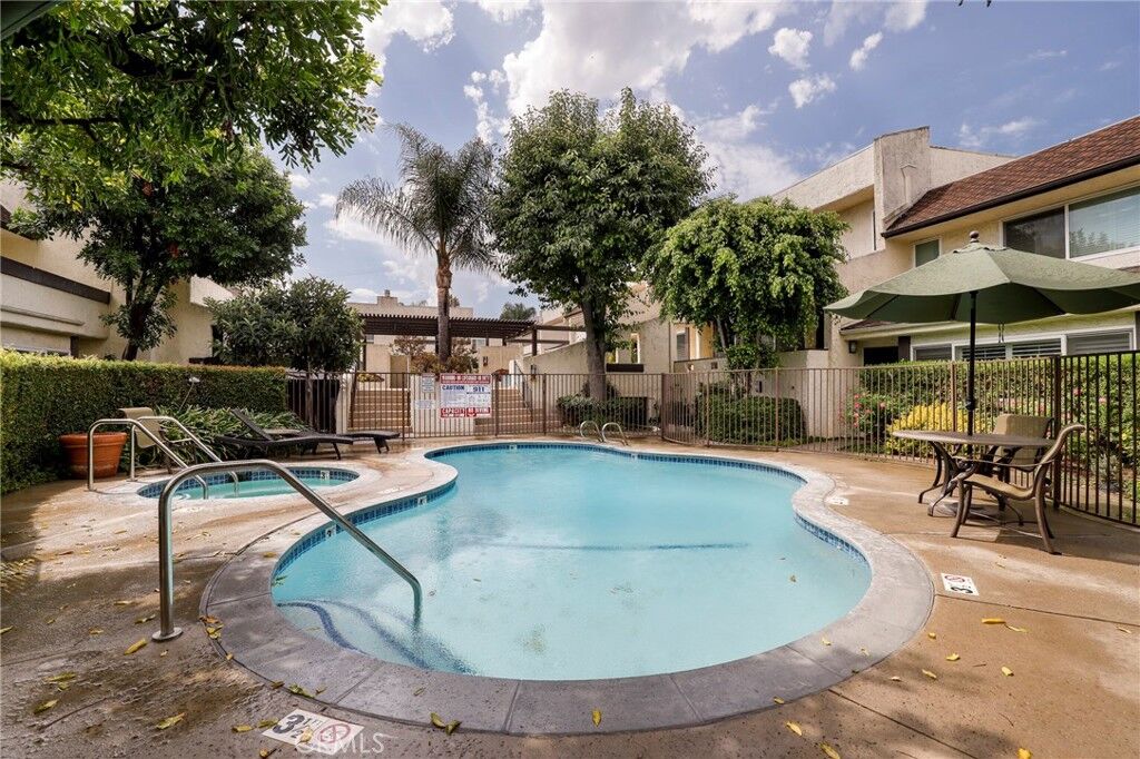 Property Photo:  4321 Matilija Avenue 1  CA 91423 