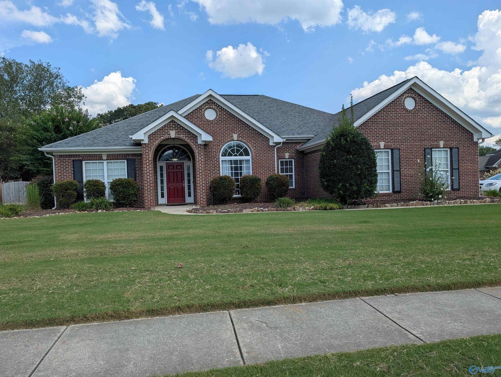 Property Photo: 5015 Willow Creek Drive AL 35763