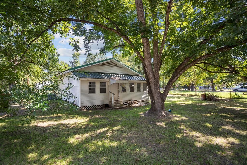 Property Photo:  614 East Spruce  TX 75949 