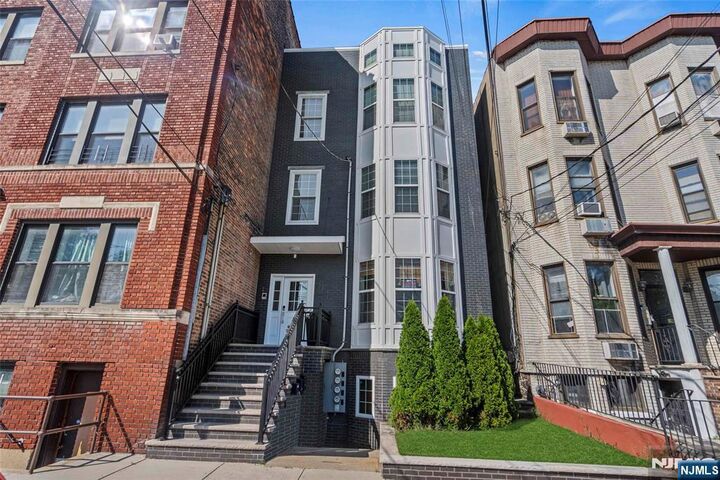 Property Photo:  84 Manhattan Avenue 2  NJ 07307