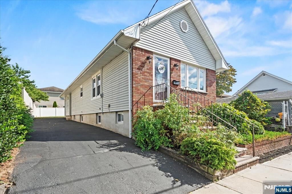 Property Photo:  446 Alder Street  NJ 07071 
